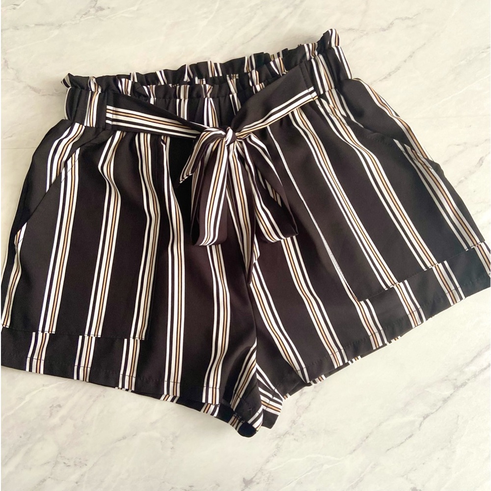 Vertical Striped Pocket Front Belted Shorts Size S